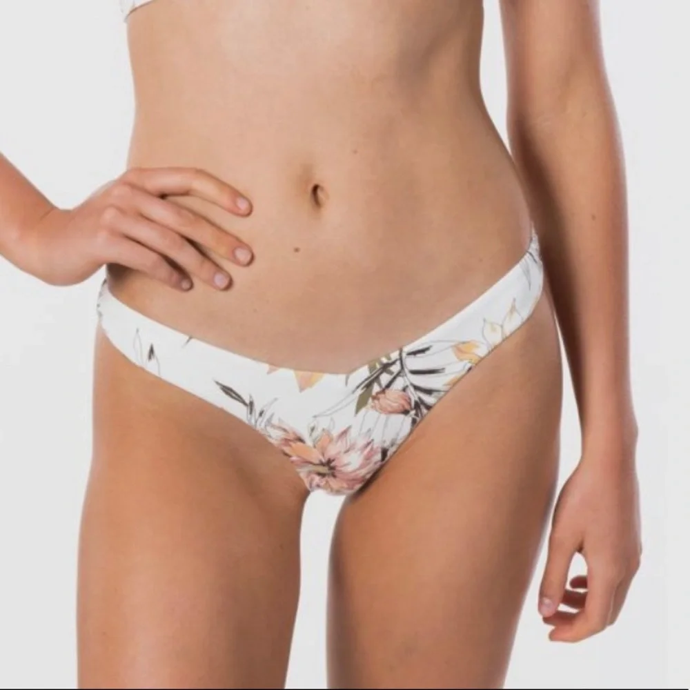 ☀️RIP CURL☀️ PLAYA BLANCA CROSS
PLAYA BLANCA SKIMPY REVERSIBLE BIKINISET - Picture 7 of 15